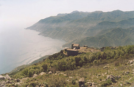 19 Veduta del santuario dal monte Falerzio